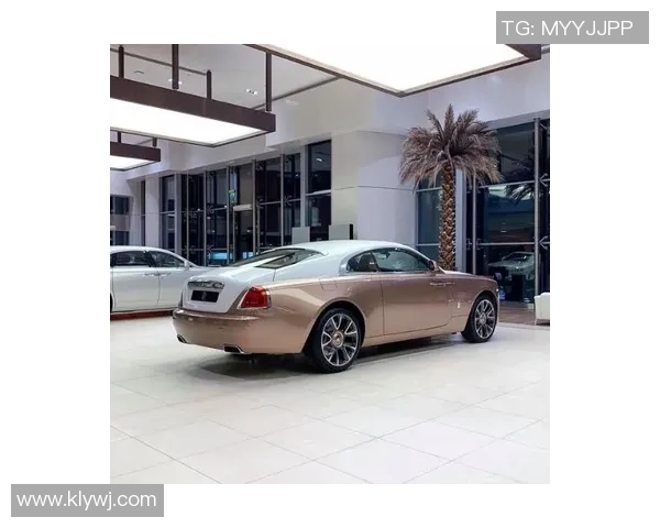 阳光下的足球巨星佩戴墨镜尽显时尚与霸气魅力风采