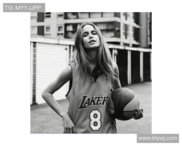 足球明星背后的大牌迷妹们她们如何为爱加油助威